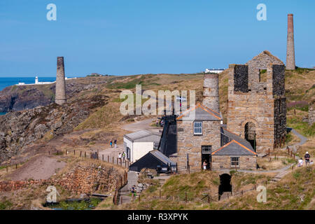 Levant Mine und die Boscaswell Klippen in Richtung Leuchtturm Pendeen suchen an der Nordküste von Cornwall, UK. Stockfoto