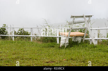 Weiße Bank in der nebligen Morgen Stockfoto