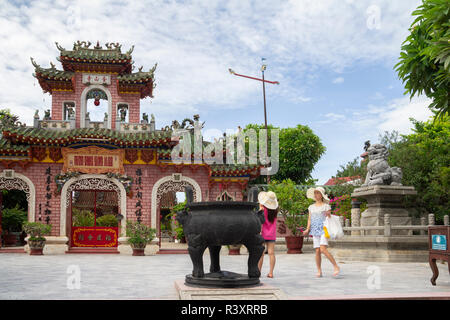 Asiatische Touristen erkunden Phuc Kien Aula Juni, 2017 in Hoi An, Vietnam Stockfoto