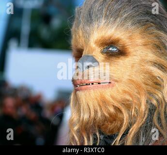 CANNES, Frankreich - 15. MAI 2018: Chewbacca Spaziergänge, den roten Teppich für den 'Solo: ein Star Wars Story' Screening t am 71. Festival de Cannes. Stockfoto