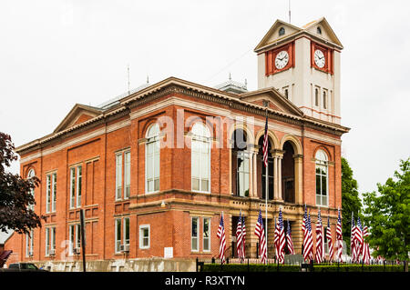 USA, Illinois. Obere Mississippi River Basin, Rushville, Hauptplatz, mit Flaggen am Memorial Day Wochenende Stockfoto