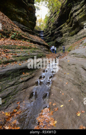 Wanderer in Sandstein Canyons des verhungerten Rock State Park in Oglesby, Illinois Stockfoto