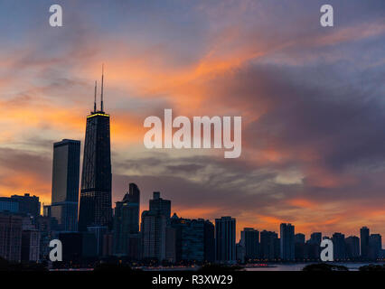 Chicago, Illinois, USA. Die Skyline von Chicago bei Sonnenuntergang vom Navy Pier. Stockfoto