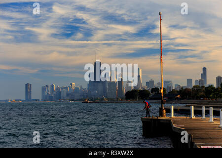 Chicago, Illinois, USA. Die Skyline von Chicago von der Lincoln Park Lakefront Trail. Stockfoto