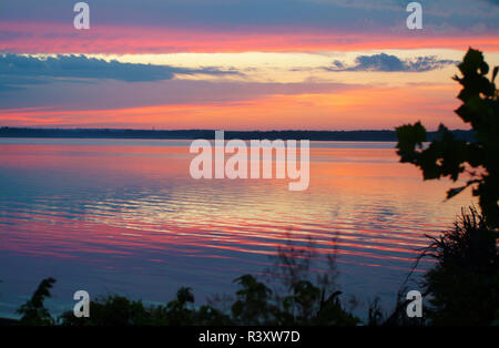 Brillante Sonnenaufgang über dem Mississippi River in der Nähe von Montrose, Iowa Stockfoto