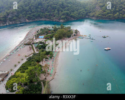Luftaufnahme Kiesstrand in Oludeniz, Fethiye, Marmaris. Türkisfarbenen Küste im Südwesten der Türkei. Stockfoto
