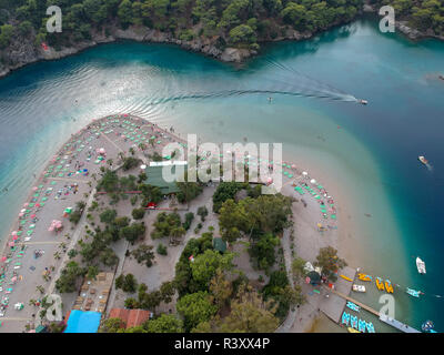 Luftaufnahme Kiesstrand in Oludeniz, Fethiye, Marmaris. Türkisfarbenen Küste im Südwesten der Türkei. Stockfoto