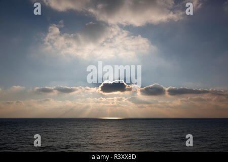 Sonnenstrahlen über den Ärmelkanal von Folkestone, Kent, Großbritannien im November gesehen. Stockfoto