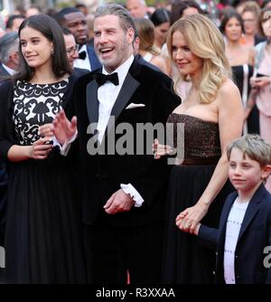 CANNES, Frankreich - 15. MAI 2018: John Travolta und seine Familie zu Fuß den roten Teppich für den 'Solo: ein Star Wars Story' Screening Stockfoto