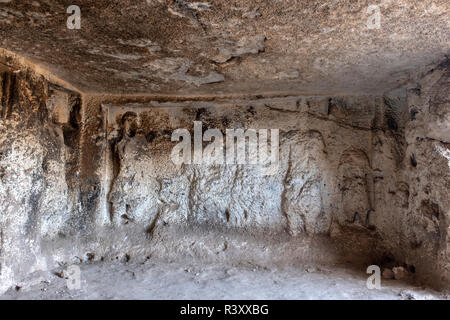 Blick auf die U-Kammer unter dem Tempel der Sünde und mit bas-relief Darstellungen der syrischen Göttern inmitten Darstellungen o entfernt Stockfoto