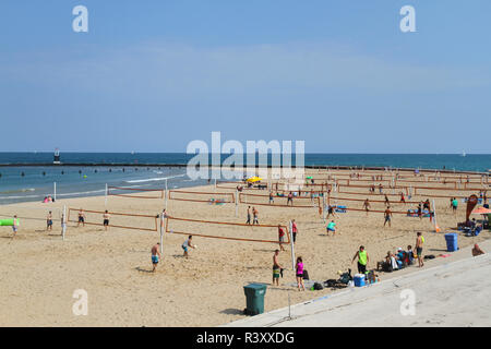 Volleyball am Ufer des Lake Michigan, Chicago, Illinois, USA Stockfoto