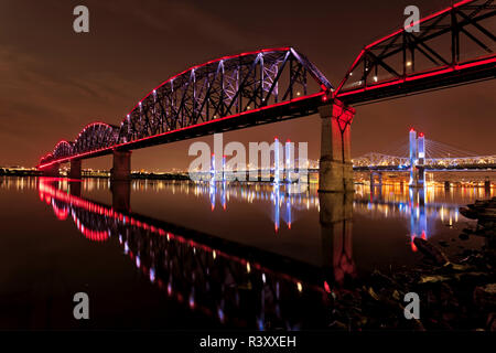 Lichter auf vier großen Brücke, Abraham Lincoln Bridge, und Downtown Louisville, Kentucky bei Nacht, von Jeffersonville, Indiana gesehen Stockfoto