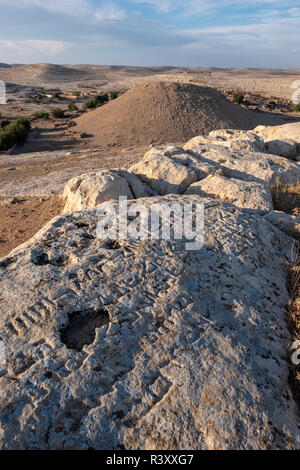 Einige Skripte des Tempels der Sieben Planeten und große zentrale Damm an Sogmatar in Sanliurfa, Türkei. Stockfoto