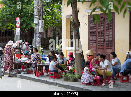 Vietnamesische Familien haben Frühstück auf Straße, Bürgersteig, Hoi an Vietnam. Stockfoto