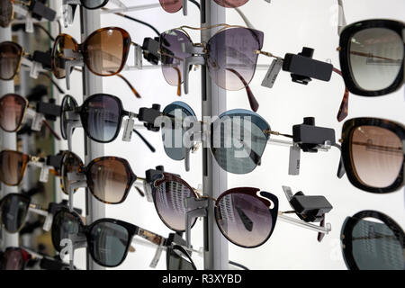 Larnaca, Zypern - November 6. 2018. Sonnenbrille von berühmten Marken in Duty free shop Flughafen Stockfoto