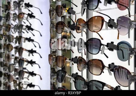 Larnaca, Zypern - November 6. 2018. Sonnenbrille von berühmten Marken in Duty free shop Flughafen Stockfoto