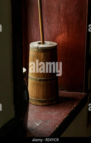 Holz Butterfass in Fenster, Shaker Village von Pleasant Hill, Harrodsburg, Kentucky Stockfoto