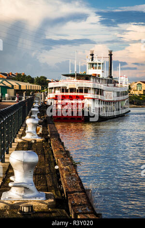 USA, Louisiana. New Orleans, Lower Mississippi River Basin, Riverboat Natchez (Sternwheeler) am Mississippi River Stockfoto