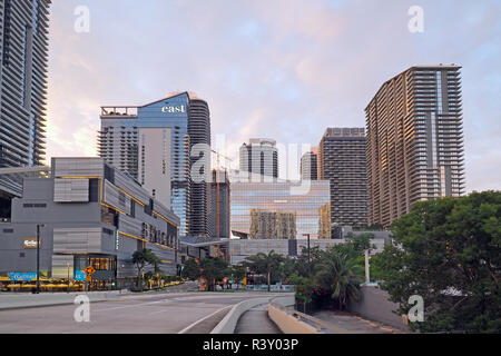 Miami, Florida 11-24-2018 Brickell Innenstadt vom South Miami Avenue Bridge im frühen Morgenlicht. Stockfoto