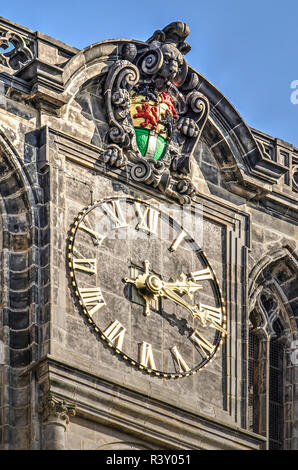 Rotterdam, Niederlande, 15. Oktober 2018: Der Turm der gotischen St. Lorenz Kirche mit einer Uhr und Wappen der Stadt Stockfoto