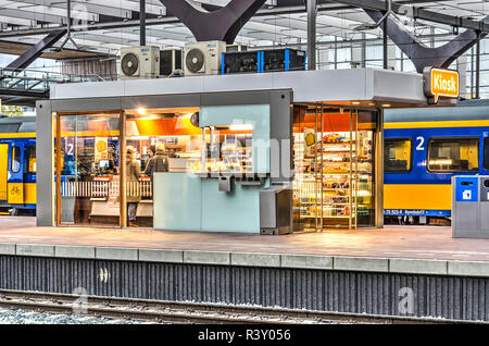 Rotterdam, Niederlande, 27. Oktober 2018: Kiosk auf einer der Plattformen in den neuen Bahnhof Stockfoto