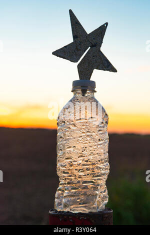 USA, Louisiana. Lower Mississippi River Basin, Kunststoff Flasche Wasser auf einem Zaun, Sonnenuntergang und Star Stockfoto