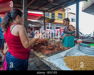 Iquitos, Peru - September 21, 2017: Typisch lokalen Basar in Peru mit vielen lokalen Produkte. Belem. Lateinamerika. Stockfoto