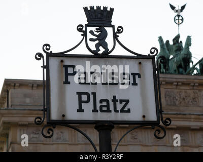 Alte Strassenschild Pariser Platz mit der Quadriga des Brandenburger Tor im Hintergrund, Ausgewählte konzentrieren Stockfoto