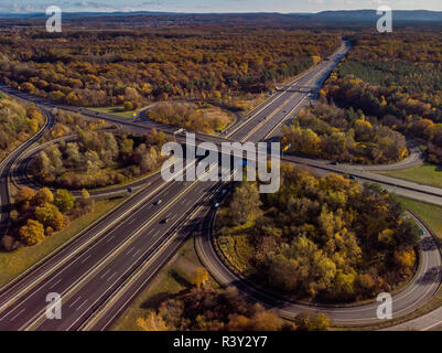 Antenne Blick von Oben auf der Kreuzung der Autobahnen in Deutschland Stockfoto