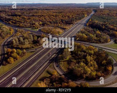 Antenne Blick von Oben auf der Kreuzung der Autobahnen in Deutschland Stockfoto
