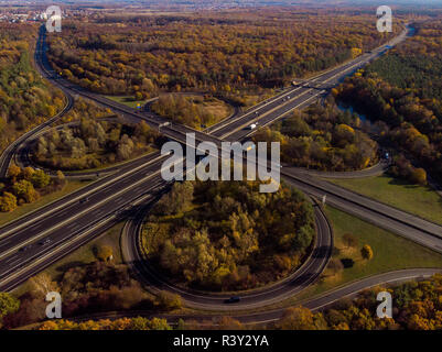 Antenne Blick von Oben auf der Kreuzung der Autobahnen in Deutschland Stockfoto