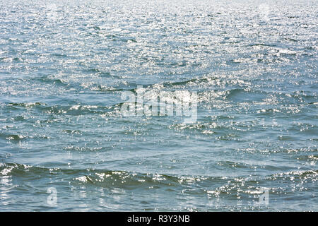 Kleine schäumenden Wellen auf dem See glitzert in der Sonne. Stockfoto