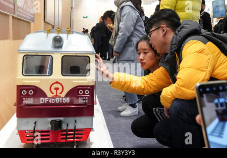 Peking, China. 24 Nov, 2018. Besucher Blick auf das Modell der Lokomotive während einer grossen Ausstellung zum 40-jährigen Jubiläum von Chinas Reform und Öffnung zu gedenken am Nationalmuseum in Peking, der Hauptstadt von China, Nov. 24, 2018. Credit: Yin Schleifring/Xinhua/Alamy leben Nachrichten Stockfoto