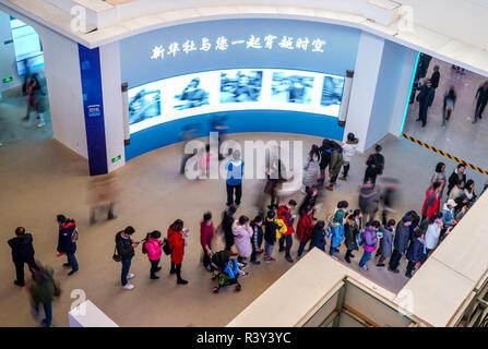 Peking, China. 24 Nov, 2018. Besucher ansehen Fotogalerie von Xinhua News Agency während einer grossen Ausstellung zum 40-jährigen Jubiläum von Chinas Reform und Öffnung zu gedenken, im Nationalmuseum von China in Peking, der Hauptstadt von China, Nov. 24, 2018. Credit: Yin Schleifring/Xinhua/Alamy leben Nachrichten Stockfoto