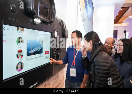 Peking, China. 24 Nov, 2018. Besucher erleben individuelle Postkarte auf der Ausstellungsfläche von Xinhua News Agency während einer grossen Ausstellung zum 40-jährigen Jubiläum von Chinas Reform und Öffnung zu gedenken am Nationalmuseum in Peking, der Hauptstadt von China, Nov. 24, 2018. Credit: Yin Schleifring/Xinhua/Alamy leben Nachrichten Stockfoto