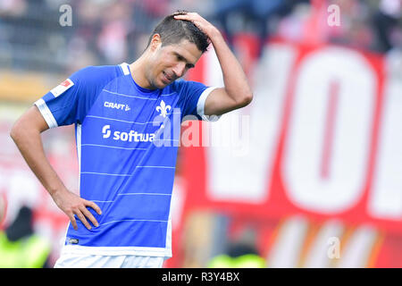 Darmstadt, Deutschland. 24 Nov, 2018. 2. Fussball Bundesliga, SV Darmstadt 98 - 1. FC Köln, den 14. Spieltag, in der Merck Stadion am Böllenfalltor. Darmstadts Slobodan Medojevic Gesten nach dem Ende des Spiels. Foto: Uwe Anspach/dpa - WICHTIGER HINWEIS: In Übereinstimmung mit den Anforderungen der DFL Deutsche Fußball Liga oder der DFB Deutscher Fußball-Bund ist es untersagt, zu verwenden oder verwendet Fotos im Stadion und/oder das Spiel in Form von Bildern und/oder Videos - wie Foto Sequenzen getroffen haben./dpa/Alamy leben Nachrichten Stockfoto