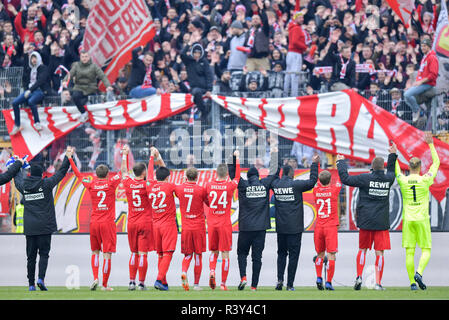 Darmstadt, Deutschland. 24 Nov, 2018. 2. Fussball Bundesliga, SV Darmstadt 98 - 1. FC Köln, den 14. Spieltag, in der Merck Stadion am Böllenfalltor. Die Kölner Spieler danken den Fans. Foto: Uwe Anspach/dpa - WICHTIGER HINWEIS: In Übereinstimmung mit den Anforderungen der DFL Deutsche Fußball Liga oder der DFB Deutscher Fußball-Bund ist es untersagt, zu verwenden oder verwendet Fotos im Stadion und/oder das Spiel in Form von Bildern und/oder Videos - wie Foto Sequenzen getroffen haben./dpa/Alamy leben Nachrichten Stockfoto