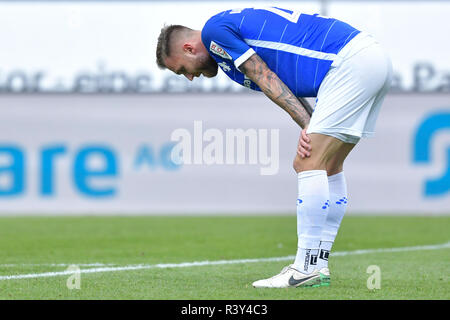 Darmstadt, Deutschland. 24 Nov, 2018. 2. Fussball Bundesliga, SV Darmstadt 98 - 1. FC Köln, den 14. Spieltag, in der Merck Stadion am Böllenfalltor. Darmstadts Tim Rieder steht auf dem Spielfeld nach dem Ende des Spiels. Foto: Uwe Anspach/dpa - WICHTIGER HINWEIS: In Übereinstimmung mit den Anforderungen der DFL Deutsche Fußball Liga oder der DFB Deutscher Fußball-Bund ist es untersagt, zu verwenden oder verwendet Fotos im Stadion und/oder das Spiel in Form von Bildern und/oder Videos - wie Foto Sequenzen getroffen haben./dpa/Alamy leben Nachrichten Stockfoto