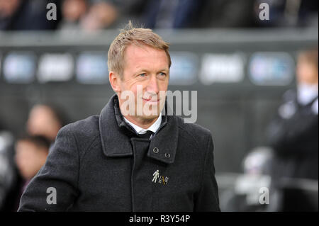 Swansea, Wales, UK. 24. Nov 2018. Swansea City Manager Graham Potter an schaut. EFL Skybet Meisterschaft übereinstimmen, Swansea City v Norwich City an der Liberty Stadium in Swansea, Südwales am Samstag, den 24. November 2018. Dieses Bild dürfen nur für redaktionelle Zwecke verwendet werden. Nur die redaktionelle Nutzung, eine Lizenz für die gewerbliche Nutzung erforderlich. Keine Verwendung in Wetten, Spiele oder einer einzelnen Verein/Liga/player Publikationen. pic von Phil Rees/Andrew Orchard sport Fotografie/Alamy leben Nachrichten Stockfoto