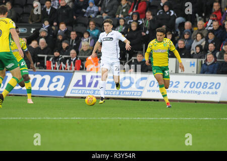 Swansea, Wales, UK. 24. Nov 2018. Daniel James nimmt den Ball nach vorn für Swansea City in der ersten Hälfte. EFL Skybet Meisterschaft übereinstimmen, Swansea City v Norwich City an der Liberty Stadium in Swansea, Südwales am Samstag, den 24. November 2018. Dieses Bild dürfen nur für redaktionelle Zwecke verwendet werden. Nur die redaktionelle Nutzung, eine Lizenz für die gewerbliche Nutzung erforderlich. Keine Verwendung in Wetten, Spiele oder einer einzelnen Verein/Liga/player Publikationen. pic von Phil Rees/Andrew Orchard sport Fotografie/Alamy leben Nachrichten Stockfoto