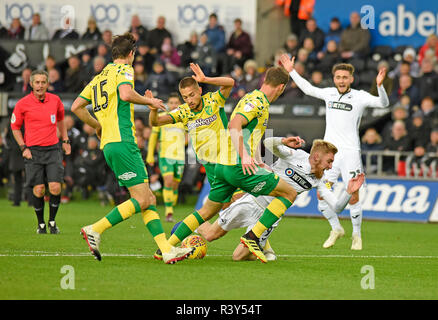 Swansea, Wales, UK. 24. Nov 2018. Oli McBurie von Swansea City ist verschmutzt und bekommt einen Freistoss für Swansea City in der ersten Hälfte. EFL Skybet Meisterschaft übereinstimmen, Swansea City v Norwich City an der Liberty Stadium in Swansea, Südwales am Samstag, den 24. November 2018. Dieses Bild dürfen nur für redaktionelle Zwecke verwendet werden. Nur die redaktionelle Nutzung, eine Lizenz für die gewerbliche Nutzung erforderlich. Keine Verwendung in Wetten, Spiele oder einer einzelnen Verein/Liga/player Publikationen. pic von Phil Rees/Andrew Orchard sport Fotografie/Alamy leben Nachrichten Stockfoto