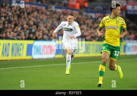 Swansea, Wales, UK. 24. Nov 2018. Connor Roberts von Swansea City jagt den Ball in der ersten Hälfte. EFL Skybet Meisterschaft übereinstimmen, Swansea City v Norwich City an der Liberty Stadium in Swansea, Südwales am Samstag, den 24. November 2018. Dieses Bild dürfen nur für redaktionelle Zwecke verwendet werden. Nur die redaktionelle Nutzung, eine Lizenz für die gewerbliche Nutzung erforderlich. Keine Verwendung in Wetten, Spiele oder einer einzelnen Verein/Liga/player Publikationen. pic von Phil Rees/Andrew Orchard sport Fotografie/Alamy leben Nachrichten Stockfoto