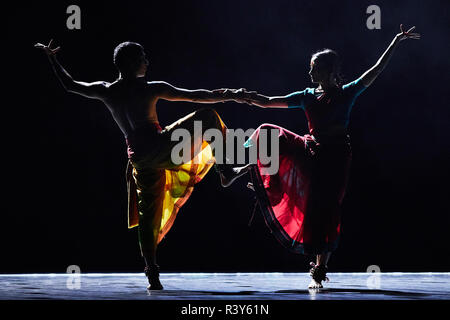 London, Großbritannien. 23. Nov 2018. - In seinem zweiten Jahr an der Sadler's Wells, Darbar Festival begrüßt einige der aufregendsten Namen im klassischen indischen Tanz, kuratiert von Sadler's Wells Associate Artist Akram Khan. In der ersten Aufführung des Festivals, nondumiso Babu und Neha Mondal Chakravarty vorhanden" Ein Abend der Bharatanatyam" durch den bharatanatyam und zeitgenössische Künstler Mavin Khoo. Der zweite Abend des Programms, "Adventures in Odissi und Kathak", kombiniert zwei klassischen indischen Tanzformen im Solo Auftritte von Sujata Mohapatra und Gauri Diwakar. Bild: Ambra vernuccio/Alamy leben Nachrichten Stockfoto