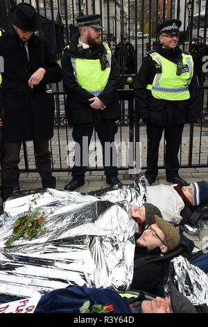 London, Großbritannien. 24. Nov 2018. Aussterben Rebellion/Rebellion Tag 2. Die Demonstranten inszeniert eine Lüge in vor den Toren von Downing Street, London, UK Credit: michael Melia/Alamy leben Nachrichten Stockfoto