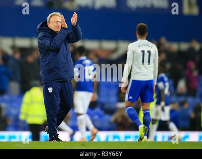 Goodison Park, Liverpool, Großbritannien. 24 Nov, 2018. EPL Premier League Football, Everton gegen Cardiff City; Cardiff City Manager Neil Warnock applaudiert Die besuchenden Fans nach dem Abpfiff Credit: Aktion plus Sport/Alamy leben Nachrichten Stockfoto