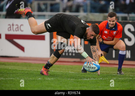 Roma, Italien. 24. November 2018. Scrum die Hälfte aller Schwarzen "Tj Perenara Kerben versuchen im Spiel gegen Italien im November Cattolica Test Match 2018 Credit: Massimiliano Carnabuci/Alamy leben Nachrichten Stockfoto