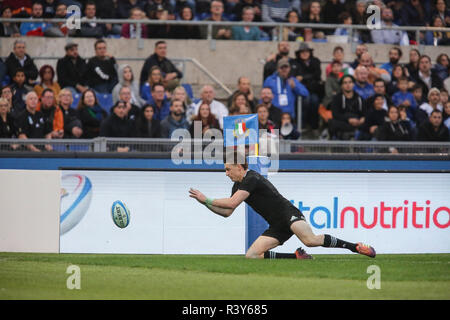 Roma, Italien. 24. November 2018. Fliegen die Hälfte aller Schwarzen 'Beauden Barrett Kerben versuchen im Spiel gegen Italien im November Cattolica Test Match 2018 Credit: Massimiliano Carnabuci/Alamy leben Nachrichten Stockfoto