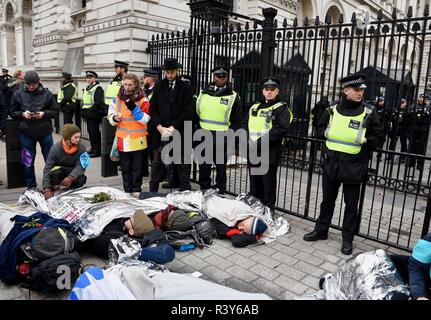 Aussterben Rebellion, Rebellion Tag Zwei, Demonstranten eine Lüge in vor den Toren von Downing Street, Whitehall, London.UK inszeniert Stockfoto