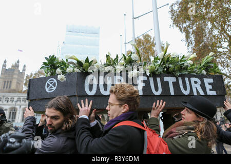 London, Großbritannien. 24 Nov, 2018. Umwelt Gruppe Aussterben Rebellion zusammenbauen in Parliament Square, bevor Sie versuchen, den Straßen der Stadt zu blockieren. Penelope Barritt/Alamy leben Nachrichten Stockfoto