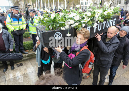 London, Großbritannien. 24 Nov, 2018. Umwelt Gruppe Aussterben Rebellion zusammenbauen in Parliament Square, bevor Sie versuchen, den Straßen der Stadt zu blockieren. Penelope Barritt/Alamy leben Nachrichten Stockfoto
